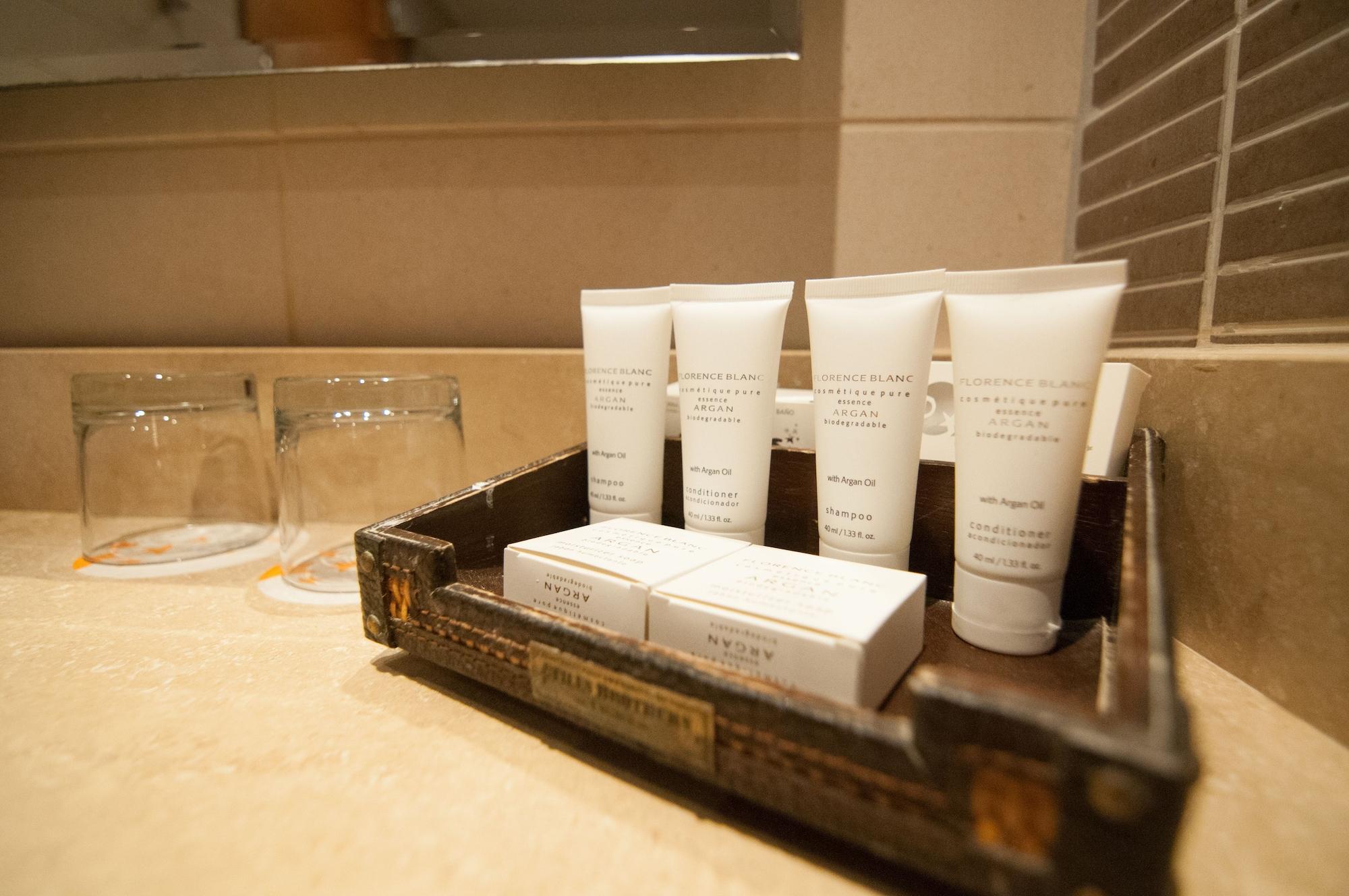 Enjoy Coquimbo Hotel Ngoại thất bức ảnh A selection of toiletries in a hotel bathroom